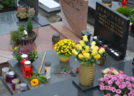 KOMEMORACIJA NA POKOPALIŠČU 17